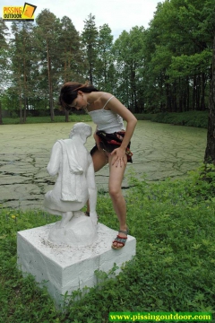 Statue pissing - N