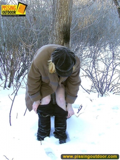 Teen blonde pisses on a winter tree - N