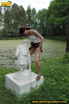 Teen pissing outdoor on a statue - N