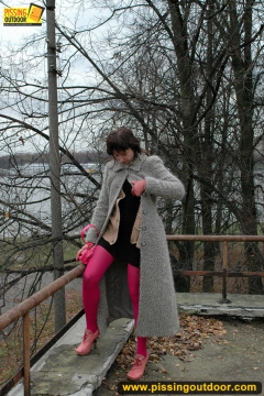 Outdoor pissing in abandoned park - N