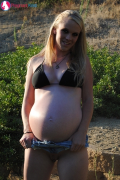 Horny preggo hottie Kristi flaunting her pink titties - N