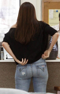 Great Asses in Tight Jeans - N