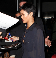 RIHANNA in New York SIDEBOOB - N