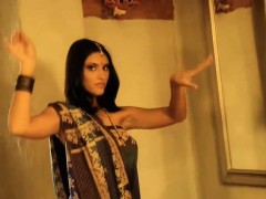 mysterious-bollywood-babe-shows-off