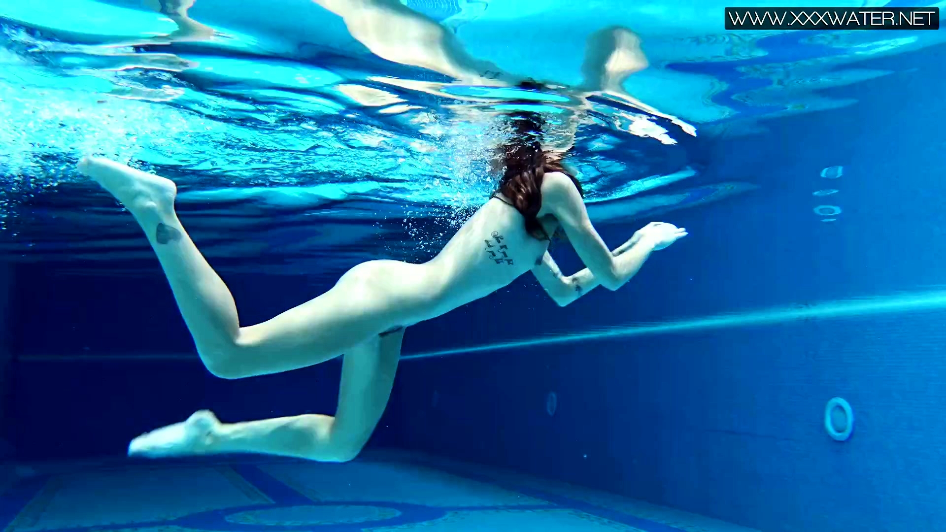 Tiffany Tatum Strips Naked Underwater at DrTuber