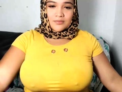 Busty Camgirl With Pierced Nipples Masturbate