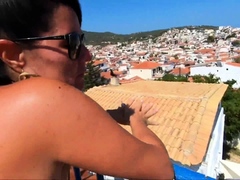 une-femme-allemande-se-fait-enculer-sur-un-balcon-en-vacance